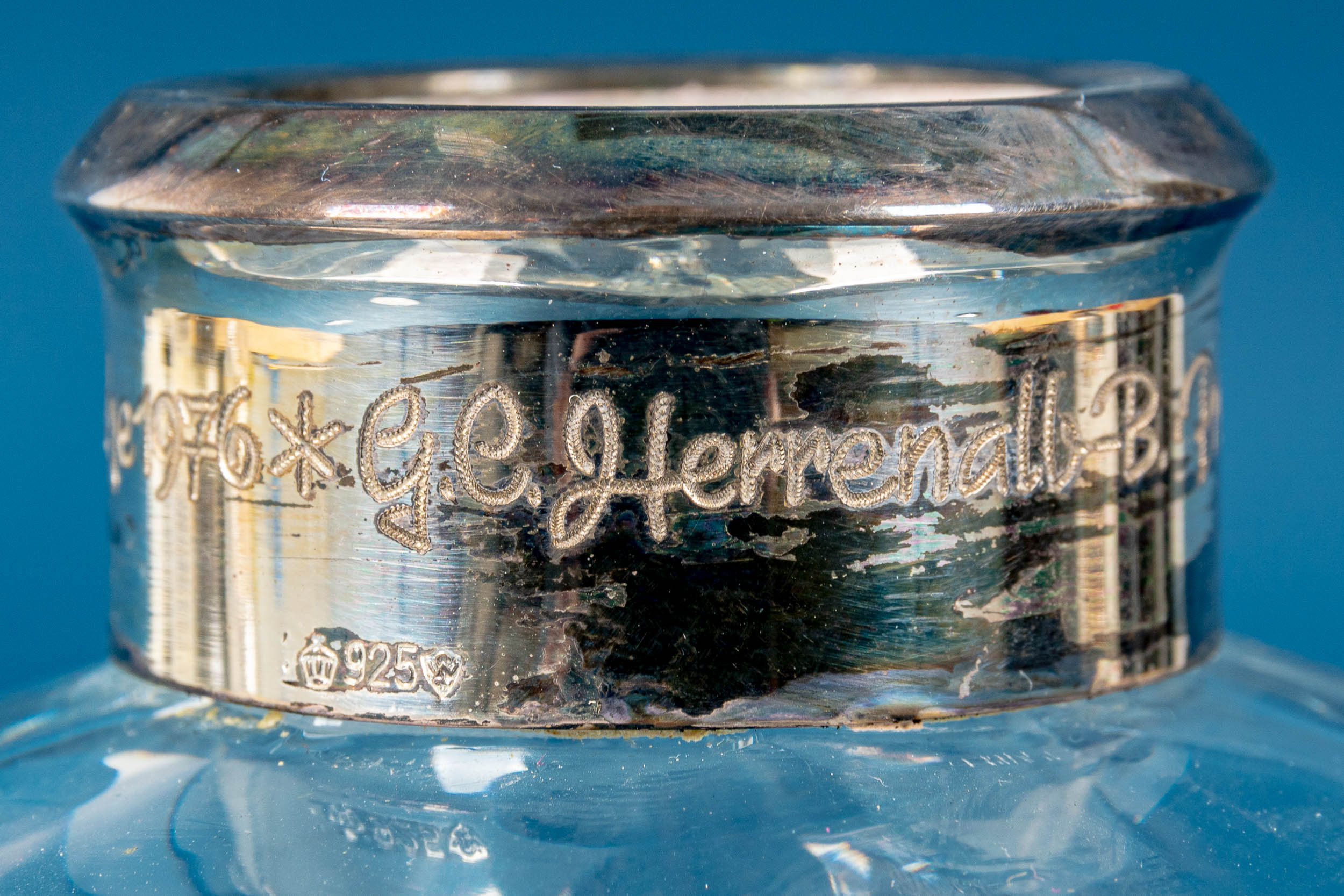 Schwere farblose Kristallglas-Karaffe mit Stöpsel, Höhe ca. 21,5 cm, gravierte 925er Sterlingsilber - Bild 5 aus 13