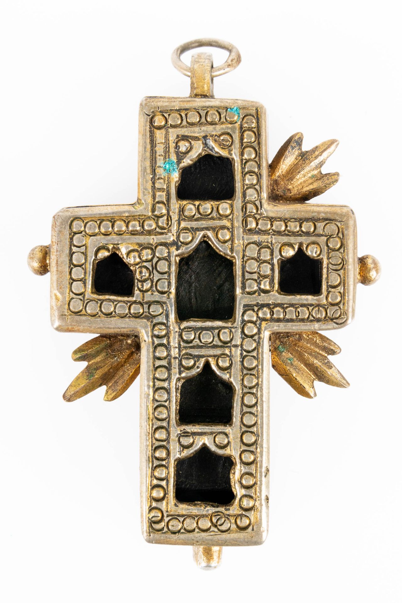 "Kreuz"-Kettenanhänger, zweiteiliger Metallguss mit 3 von 4 erhaltenen Strahlenbündeln, aufschraubb