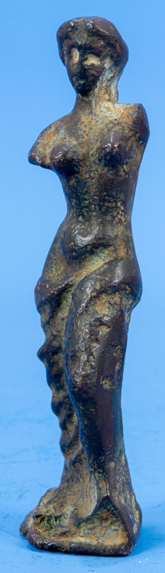 Antike weibliche Bronzefigur mit Hüfttuch, unbestimmes Alter, Dachbodenfund. Höhe ca. 14,5 cm. - Image 2 of 5