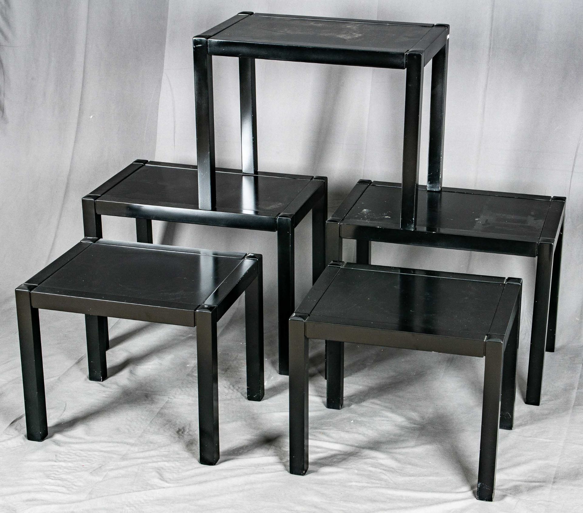 5 Beistelltische in 2 Größen, rechteckig, schwarz lackiertes Holz mit eingesetzter Tischplatte, des - Image 3 of 4