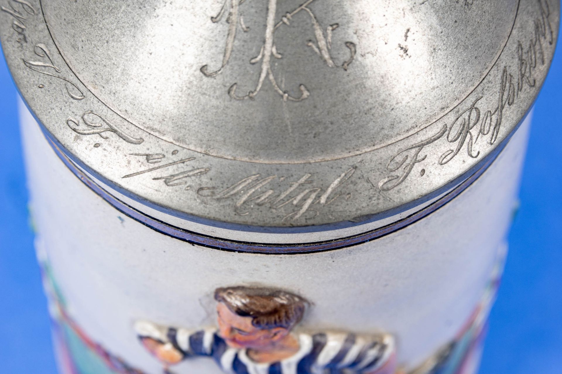 "Gut Tritt", Paar seltener Fußball-Bierkrüge, 1 x am Deckel dat. 1912, graues Steinzeug mit teils p - Bild 8 aus 18