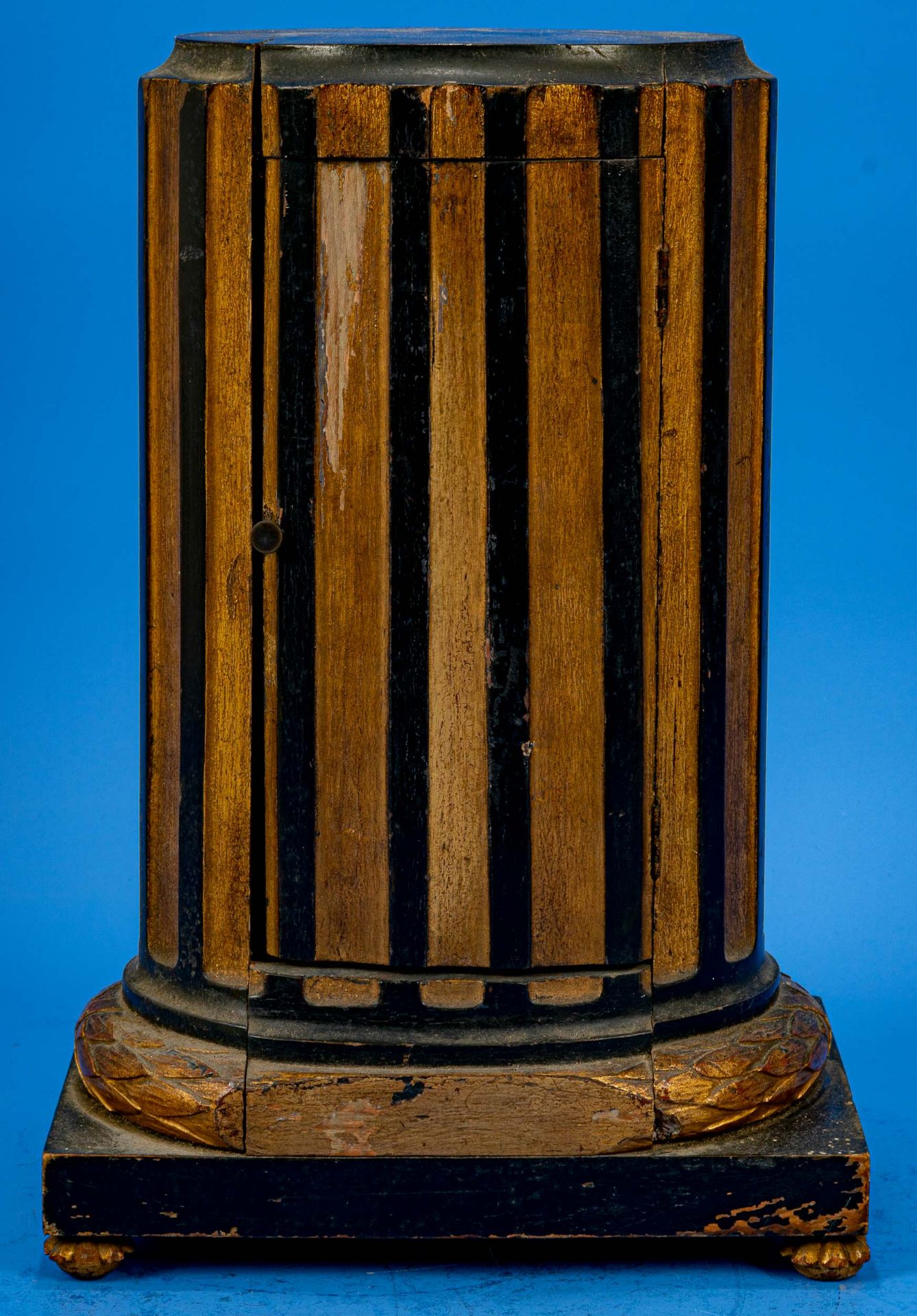Antike Säulenuhr, frühes 19. Jhdt, schwarz - gold staffiertes, teilweise beschnitztes, massives Hol - Image 7 of 9