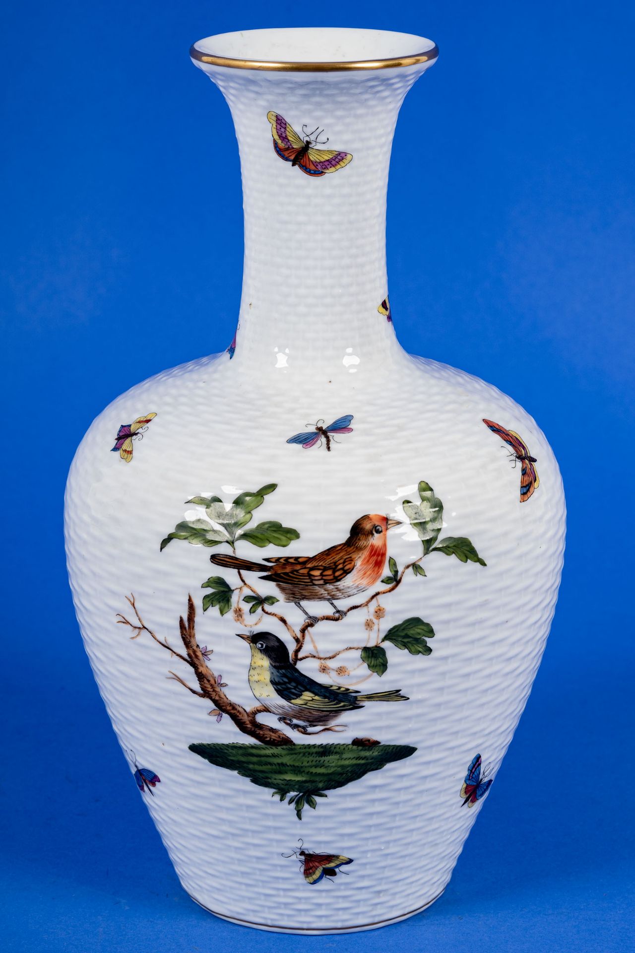 HEREND Porzellanvase von 1940, Weißporzellan mit polychromem, handgemaltem Vogel-, Ast- & Insektend