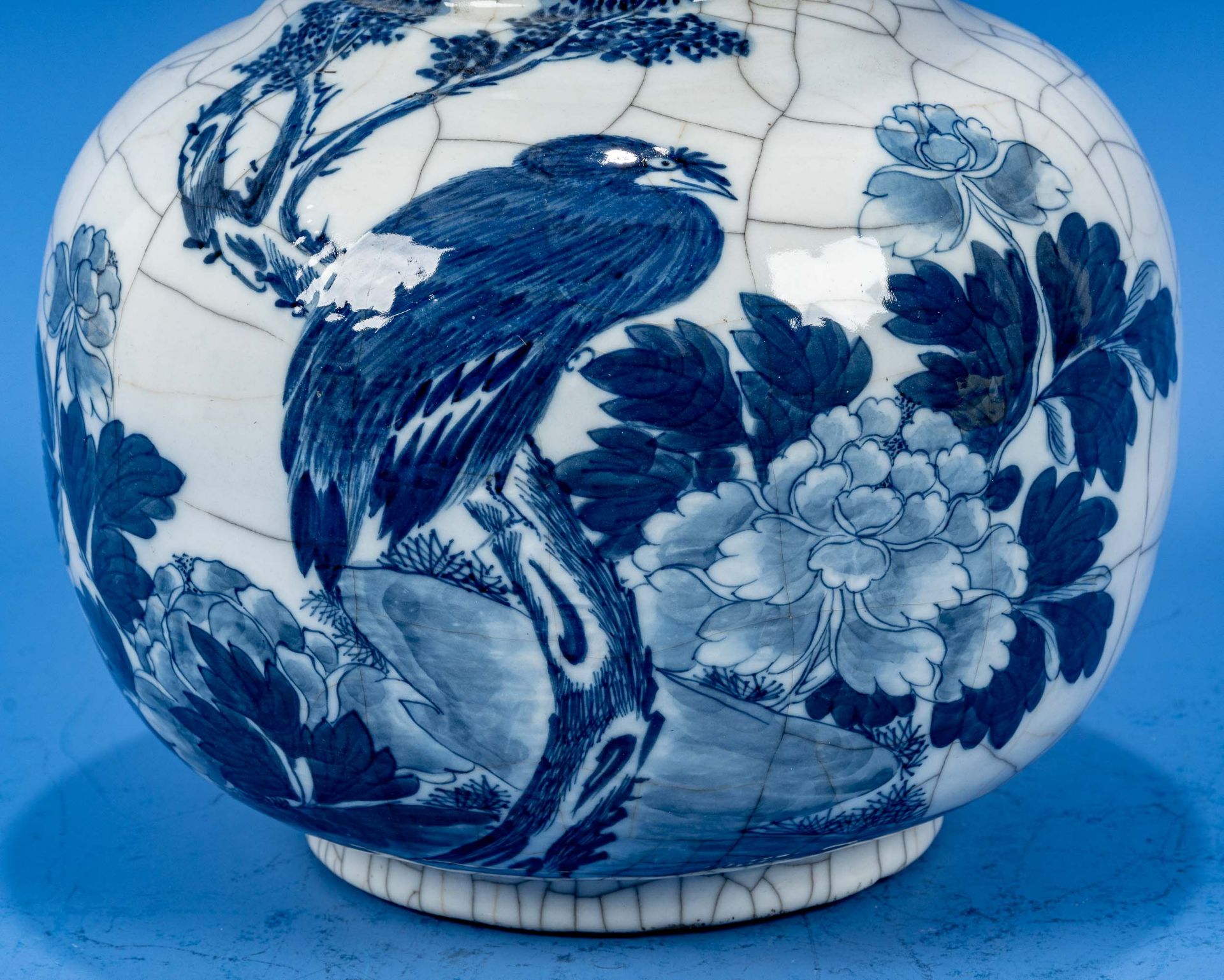 Bauchige Tischvase. Dickwandiges Porzellan mit auffälliger "Krakelee-Glasur", frontaler "Vögel auf  - Bild 2 aus 8