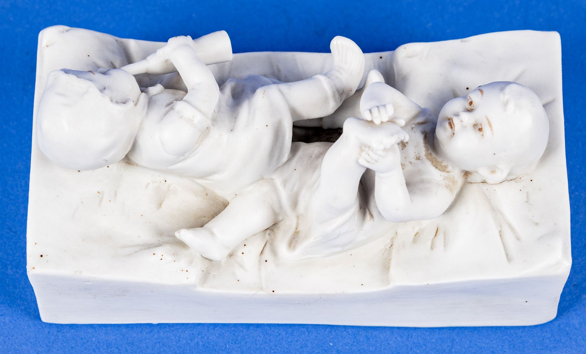 "Brüderchen und Schwesterchen", gegossene weiße Bisquit-Porzellan Figurengruppe, "Kleeblatt"-Bodenm