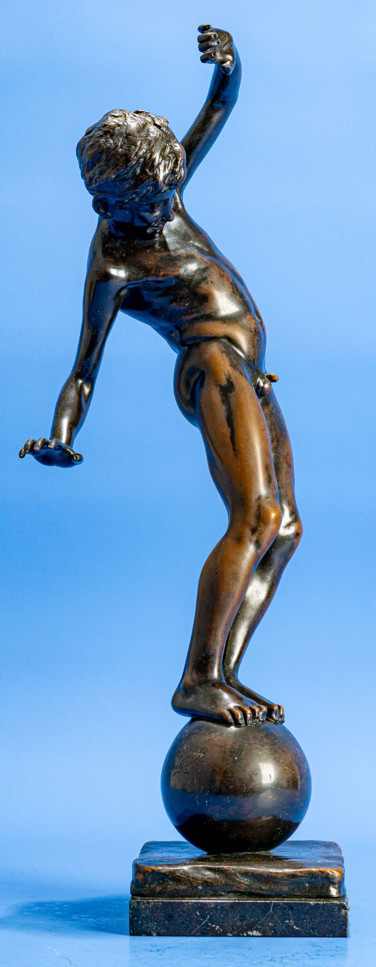 "Balancierender Knabe". Dunkelbraun patinierte Bronze eines auf einer Kugel/einem Ball balancierend - Image 3 of 21