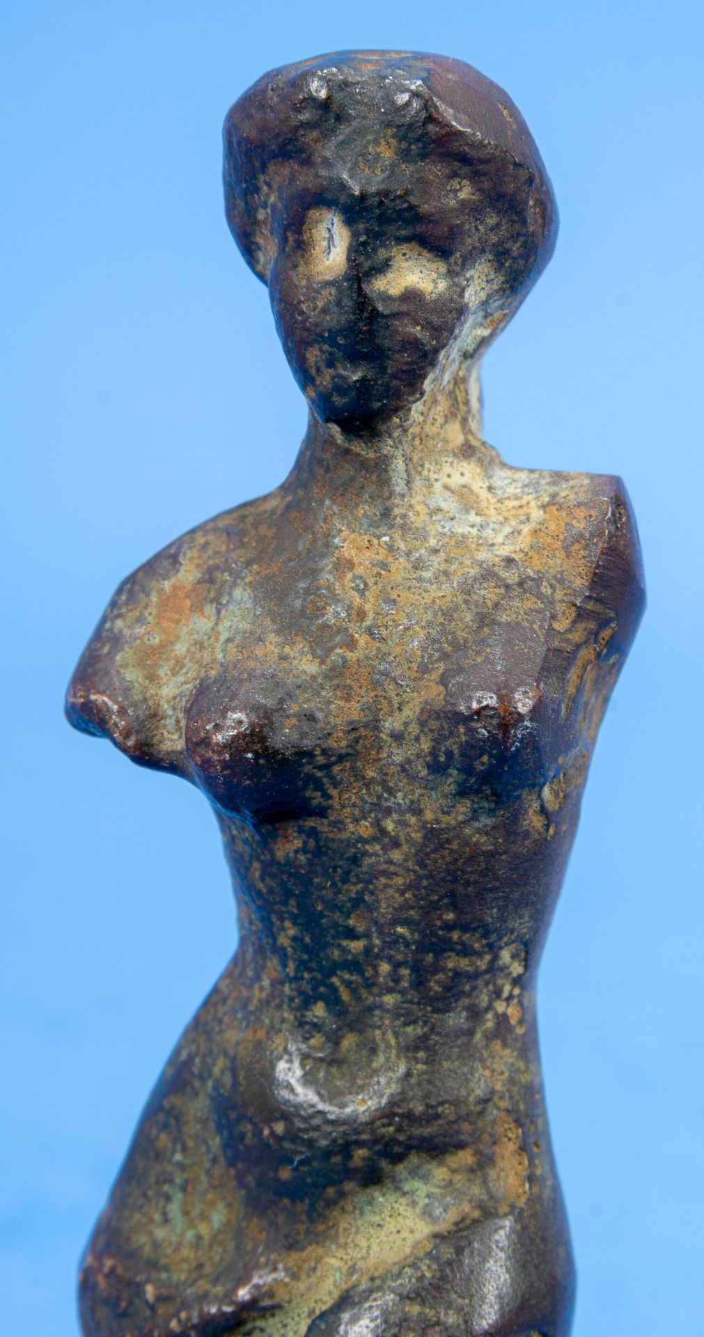 Antike weibliche Bronzefigur mit Hüfttuch, unbestimmes Alter, Dachbodenfund. Höhe ca. 14,5 cm. - Image 5 of 5