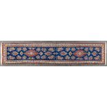 Blaugrundige Teppichgalerie, ca. 66 x 388 cm, schöne Farbigkeit, guter gebrauchter Erhalt. 20./21.