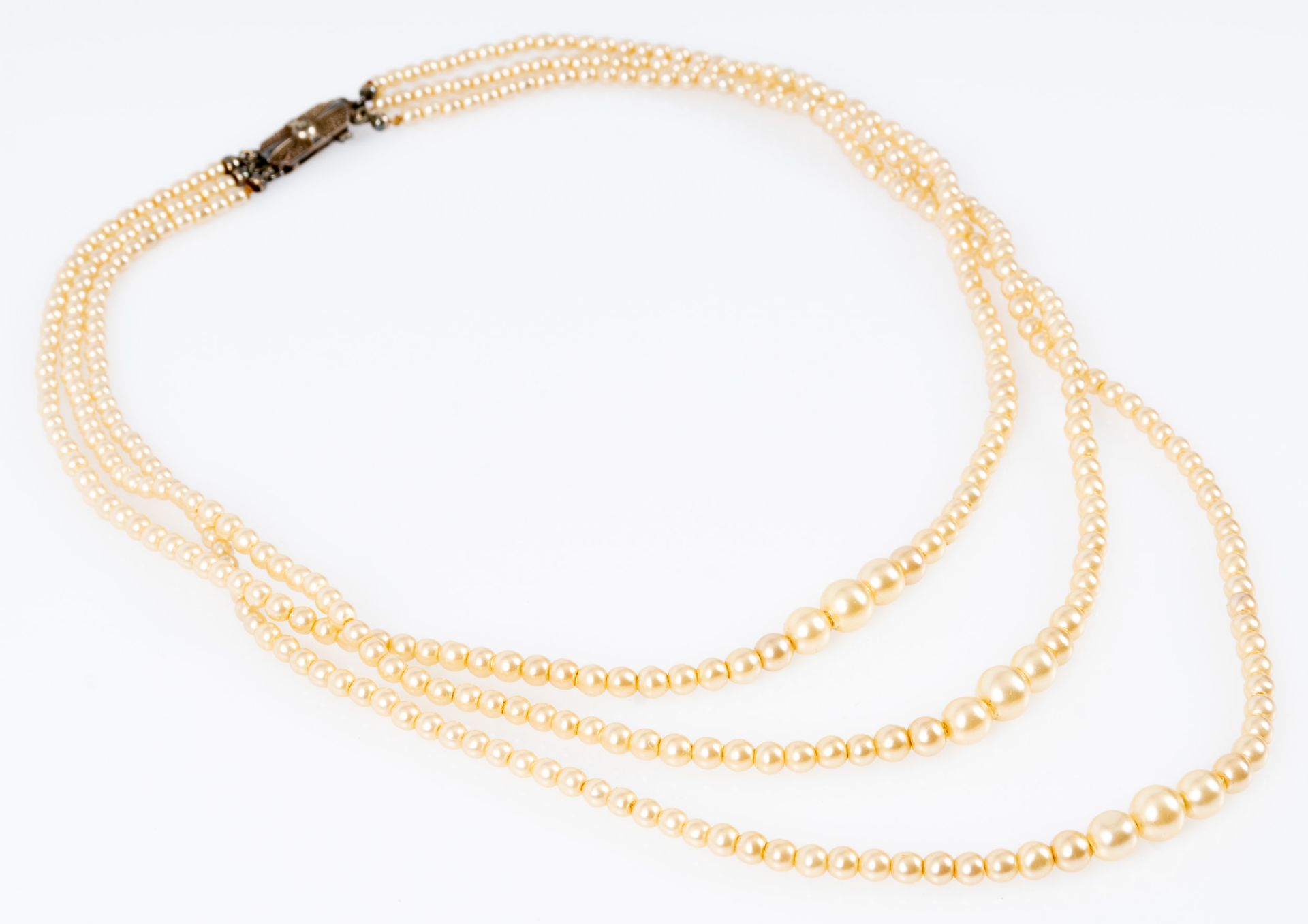 3reihiges, antikes Perlencollier/3reihige Perlenkette um 1900/20, im Verlauf größer/kleiner werdend - Image 2 of 3
