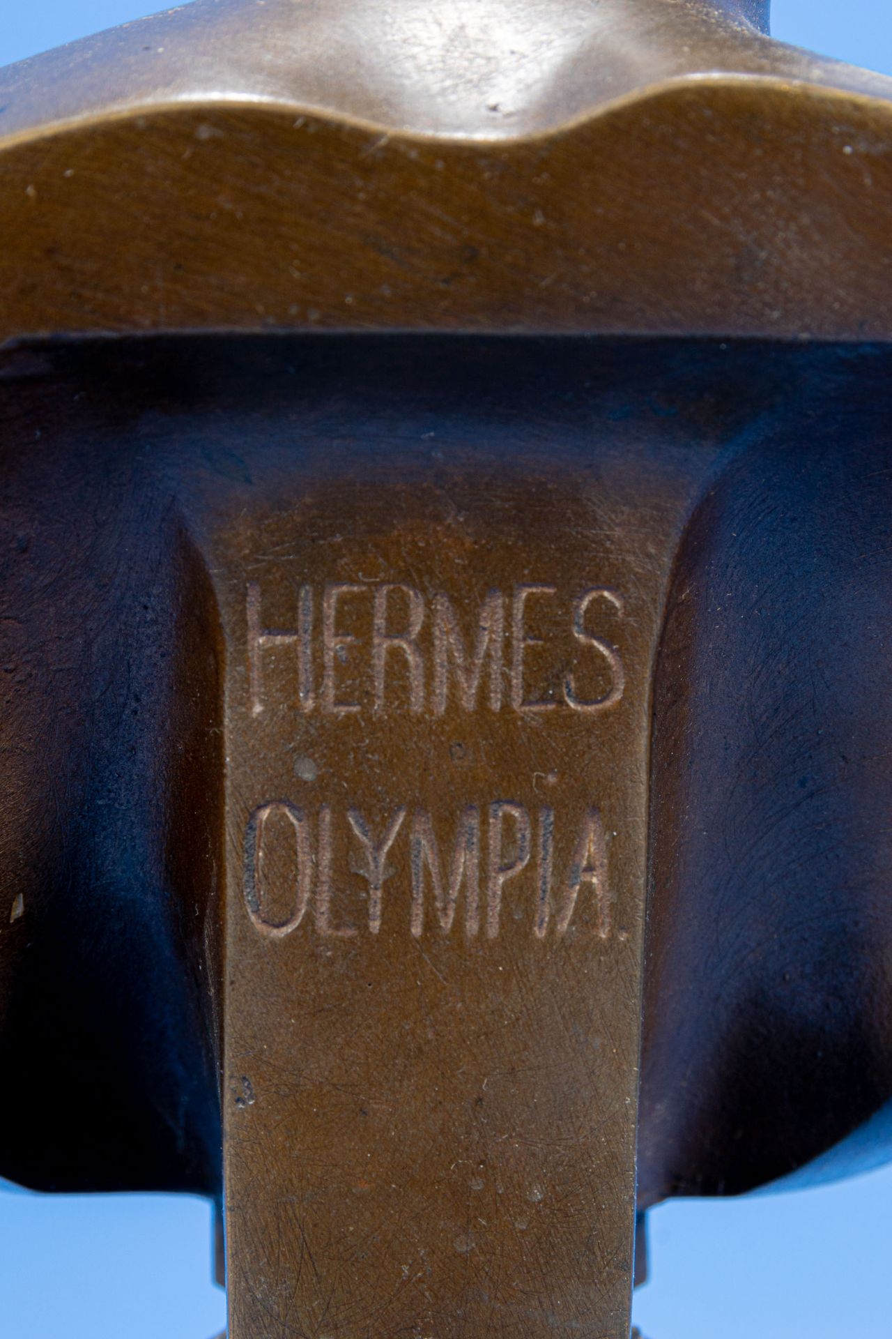 "Büste des Hermes", bräunlich patinierter Bronze-Hohlguss auf mehrfach getrepptem, schwarzem Marmor - Bild 10 aus 10