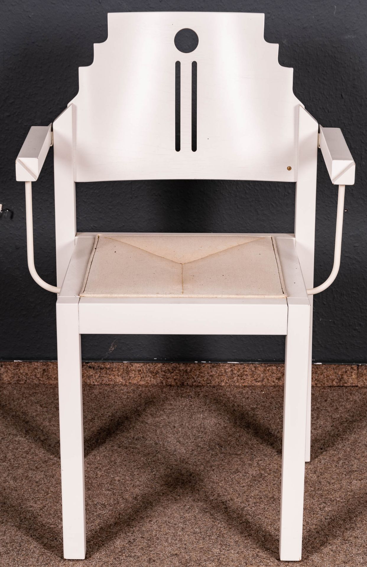 Folge von 8 Armlehnstühlen, weiß lackierte Holzgestelle in nicht alltäglicher Formgebung. Ende 20. - Image 4 of 8