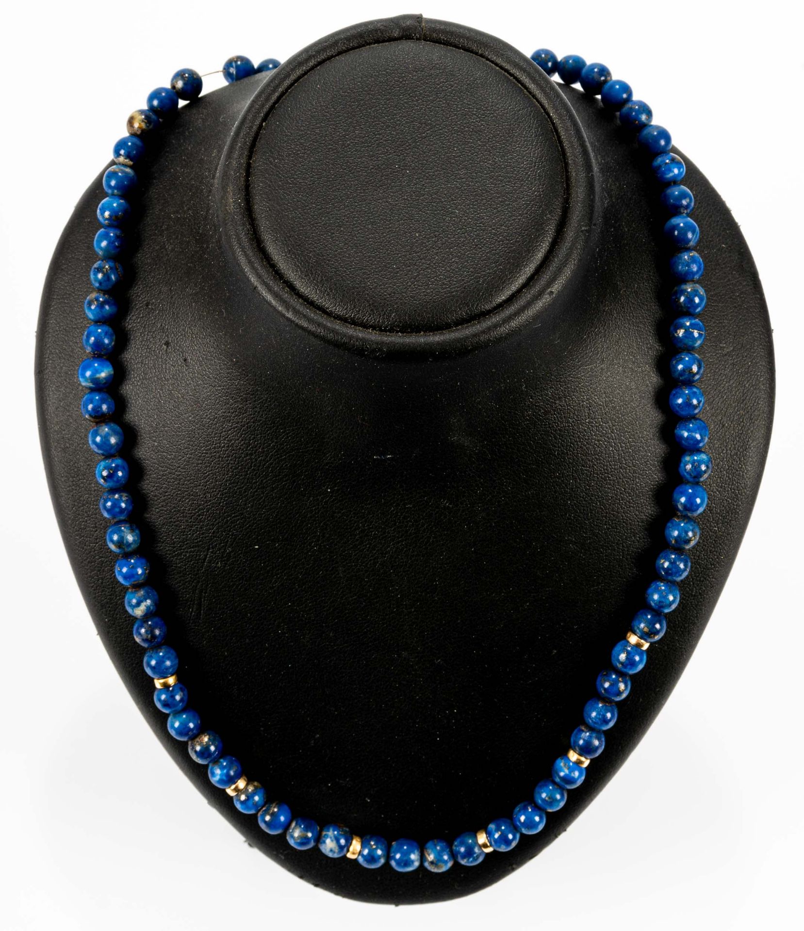 Lapislazuli Halskette, runde Perlen mit 6 goldenen Zwischenringen und 14 kt Goldverschluss. Länge c