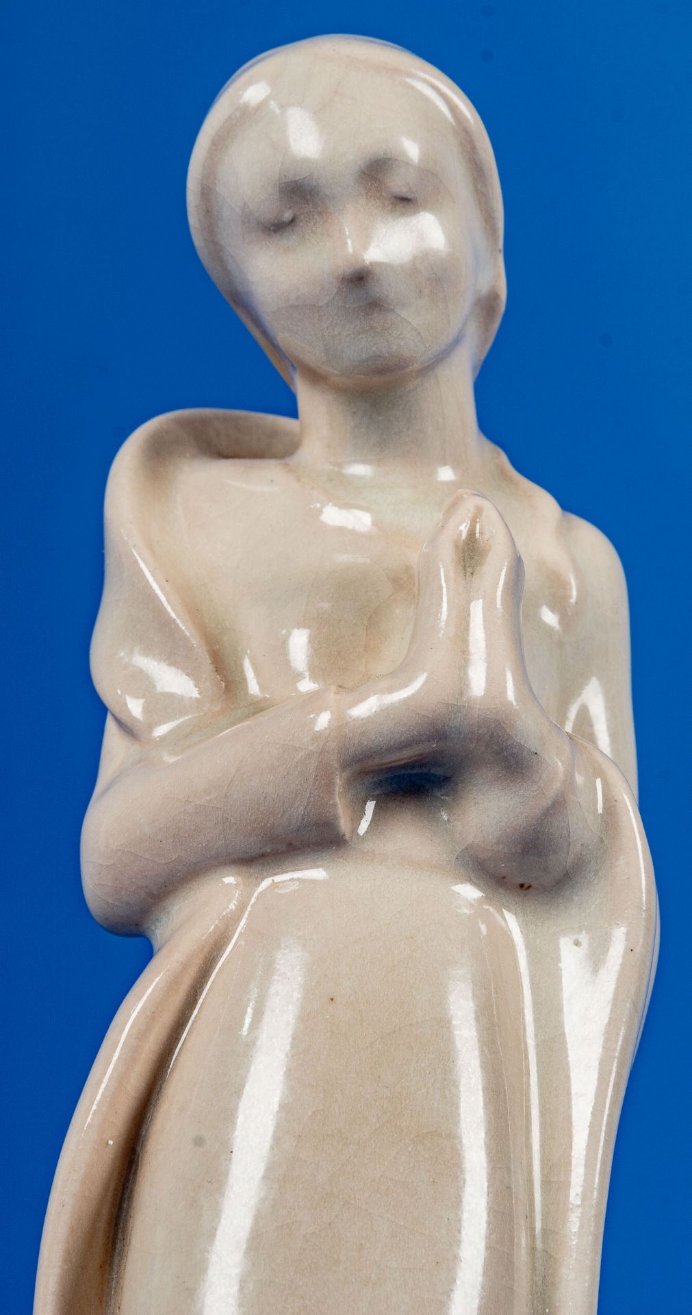 Stehende Maria, die Hände zum Gebet gefaltet, heller Scherben mit Krakelee-Glasur, ungedeutete Bode - Bild 3 aus 12