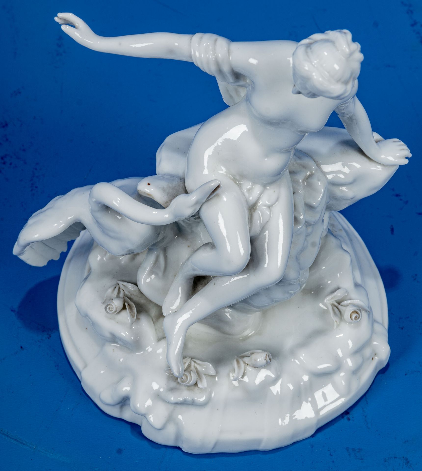 "Leda mit dem Schwan", weißglasierte Porzellanfigur, wohl Thüringen 20. Jhdt., der kleine Finger de - Bild 7 aus 11