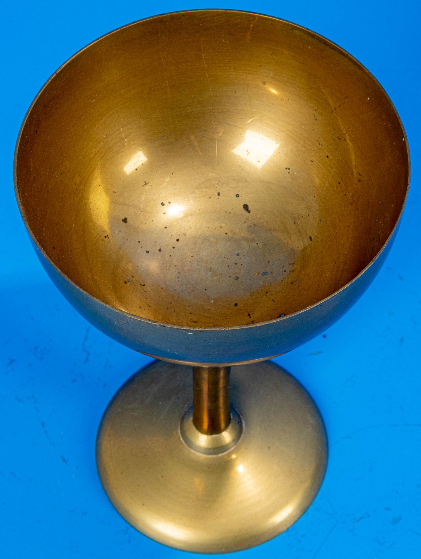 Schlichter Pokal, poliertes Messing, mehrteilige Fertigung, Mitte 20. Jhdt., Höhe ca. 24 cm, Durchm - Bild 3 aus 3