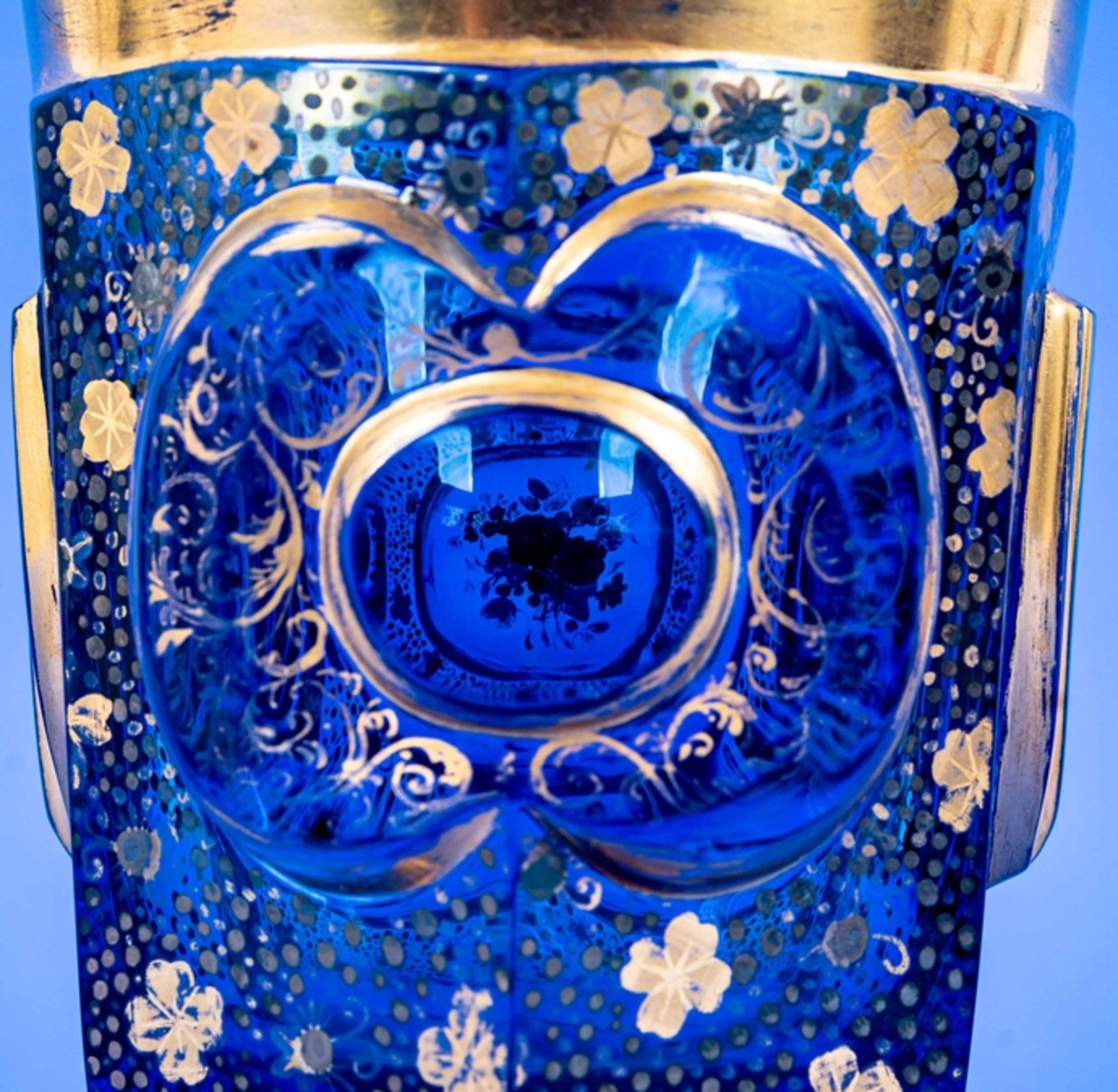 Äußerst aufwändiger schwerer Pokalglasbecher aus dickwandigem Blauglas mit detailreichen handgemalt - Image 9 of 12