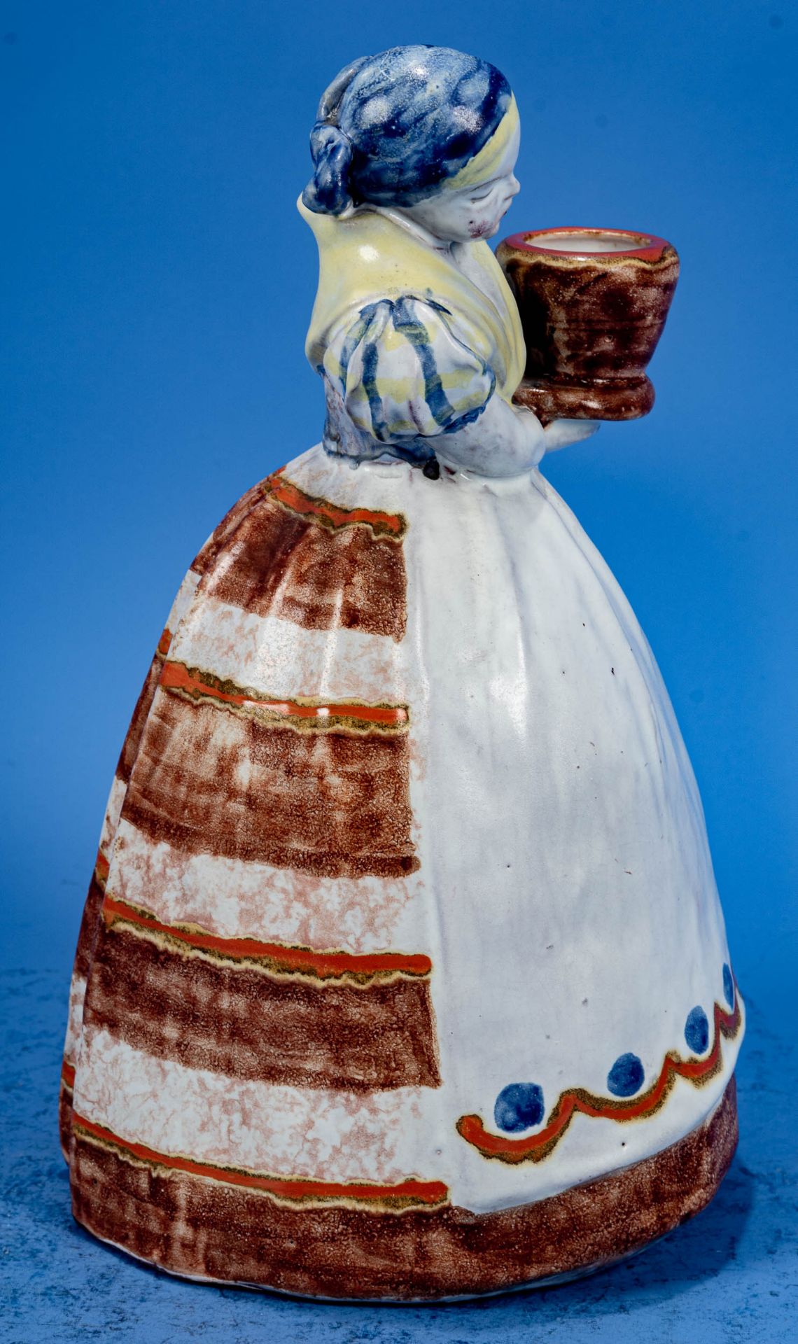 Hohl gearbeitete Fayence-Figur eines holländischen Mädchens, eine topfähnliche Kerzenfassung tragen - Image 6 of 8