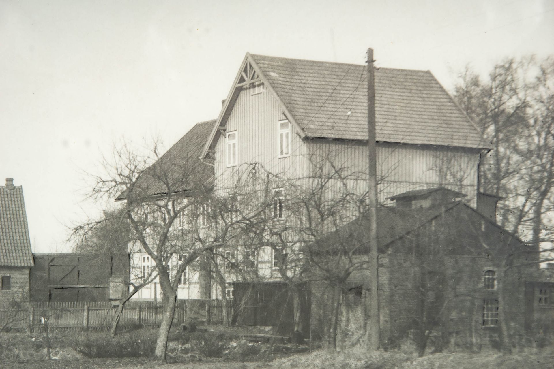 "Die alte Mühle in Stöcken/Kreis Wittingen" - hinter Glas gerahmter, fixierter Abzug eines s/w Foto - Bild 3 aus 6