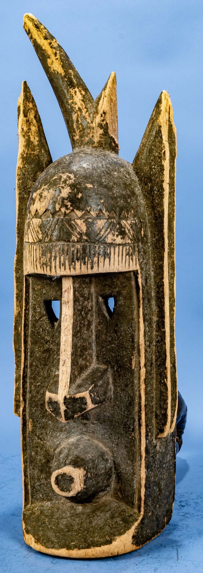 Afrikanische Holzmaske mit Resten alter Farbfassung, Länge ca. 67 cm; unvollständiger Erhalt, Schäd - Image 3 of 5