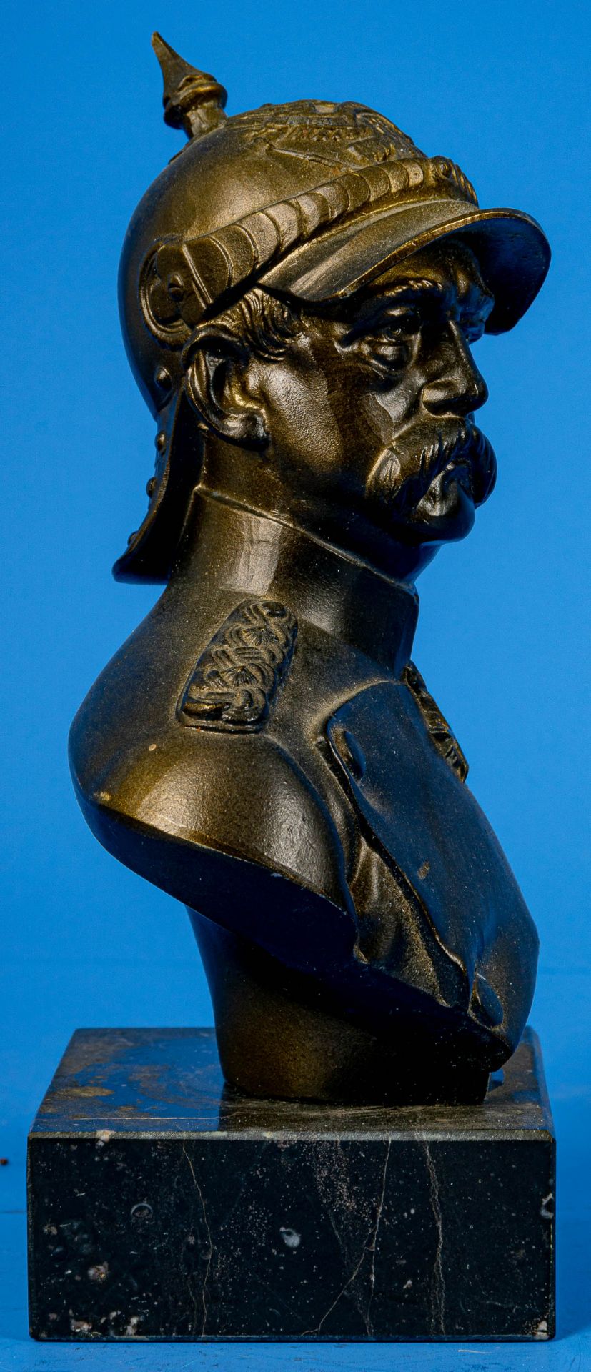 Büste des Otto von Bismarck, bronzierter Metallguss auf quadratischem Natursteinsockel. Gesamthöhe - Image 4 of 6
