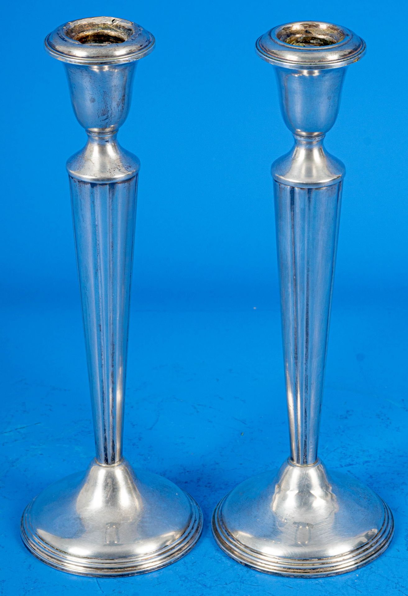 Paar einflammiger Tischkerzenleuchter, 925er Sterlingsilber, Standfüße beschwert, Höhe ca. 25 cm, g