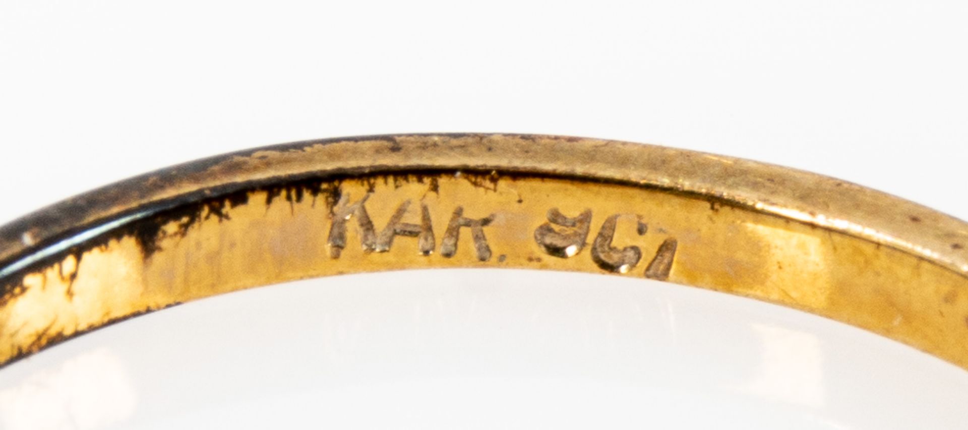 Zarter 375er Gelbgold Ring in nicht alltäglicher Formgebung, mit kleinen Diamanten besetzt; Ringinn - Image 5 of 5