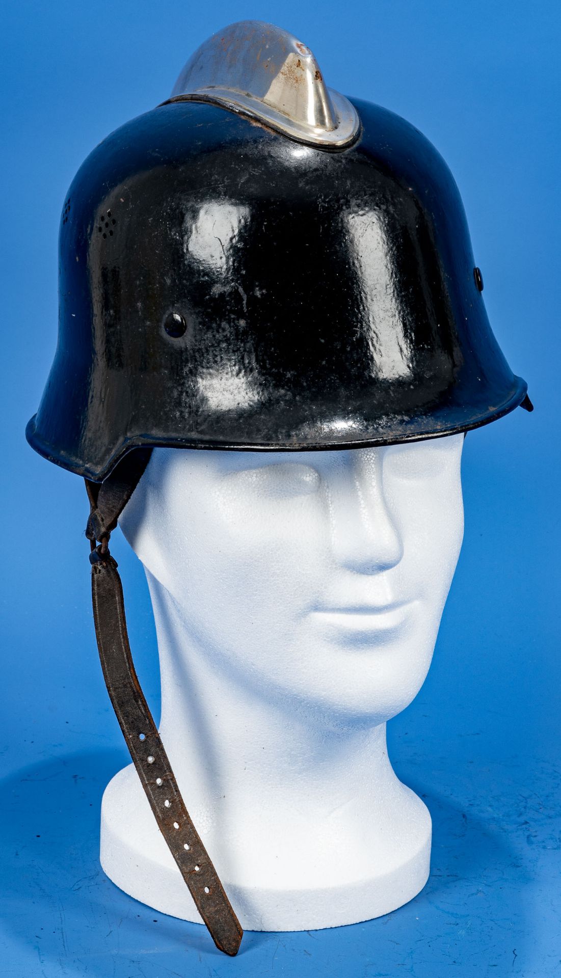 Älterer Feuerwehrhelm, schwarz lackierte Haube, innen mit Lederriemung.