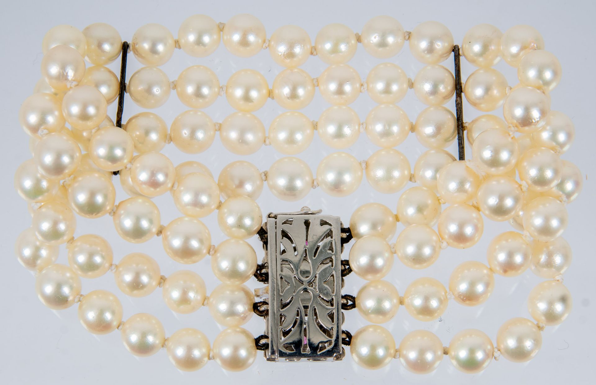 Prächtiges 4reihiges Zuchtperlenarmband, einzeln geknotete Perlen mit silbrig-weißem Lüster (Durchm - Image 2 of 7