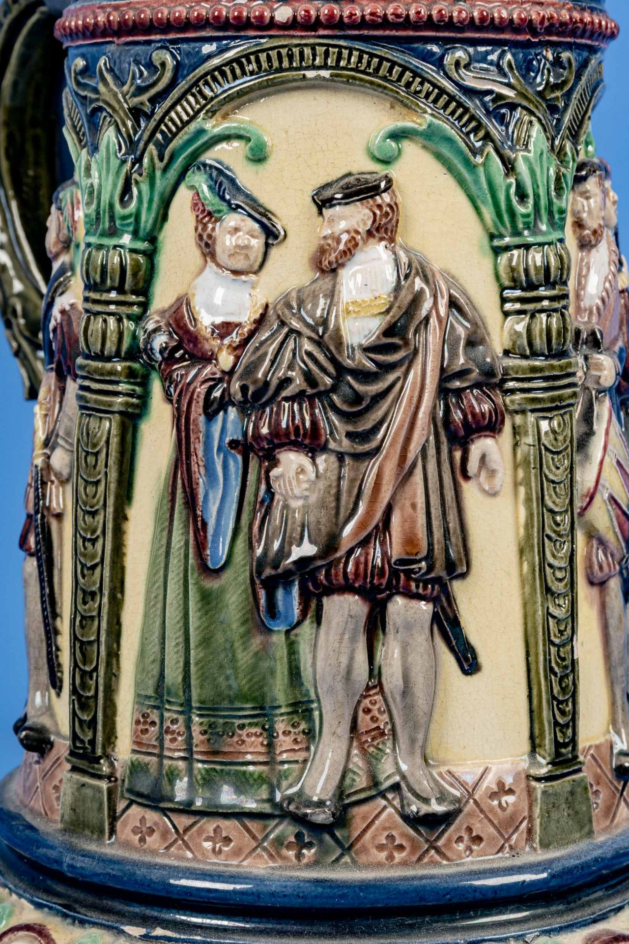 "Ein guter Trunk macht Alte jung" - polychrom staffierter, großer, Zinndeckel montierter Fayence-Kr - Image 7 of 14