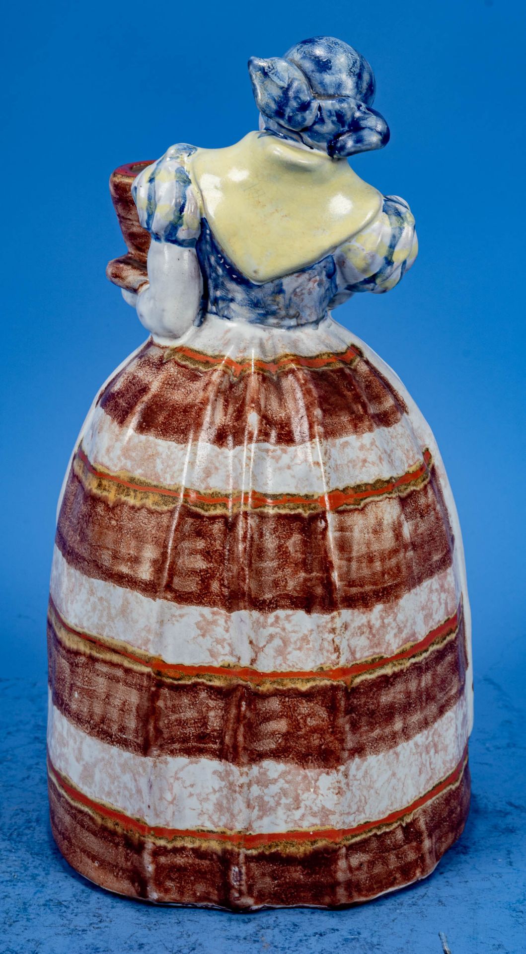Hohl gearbeitete Fayence-Figur eines holländischen Mädchens, eine topfähnliche Kerzenfassung tragen - Image 5 of 8