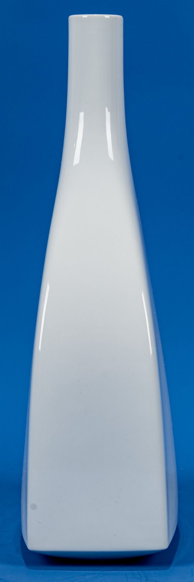 Zeitlos elegante Flaschenhalsvase, Weißporzellan der KPM Berlin, 2. Wahl (= 1 Schleifstrich); Höhe  - Bild 4 aus 8