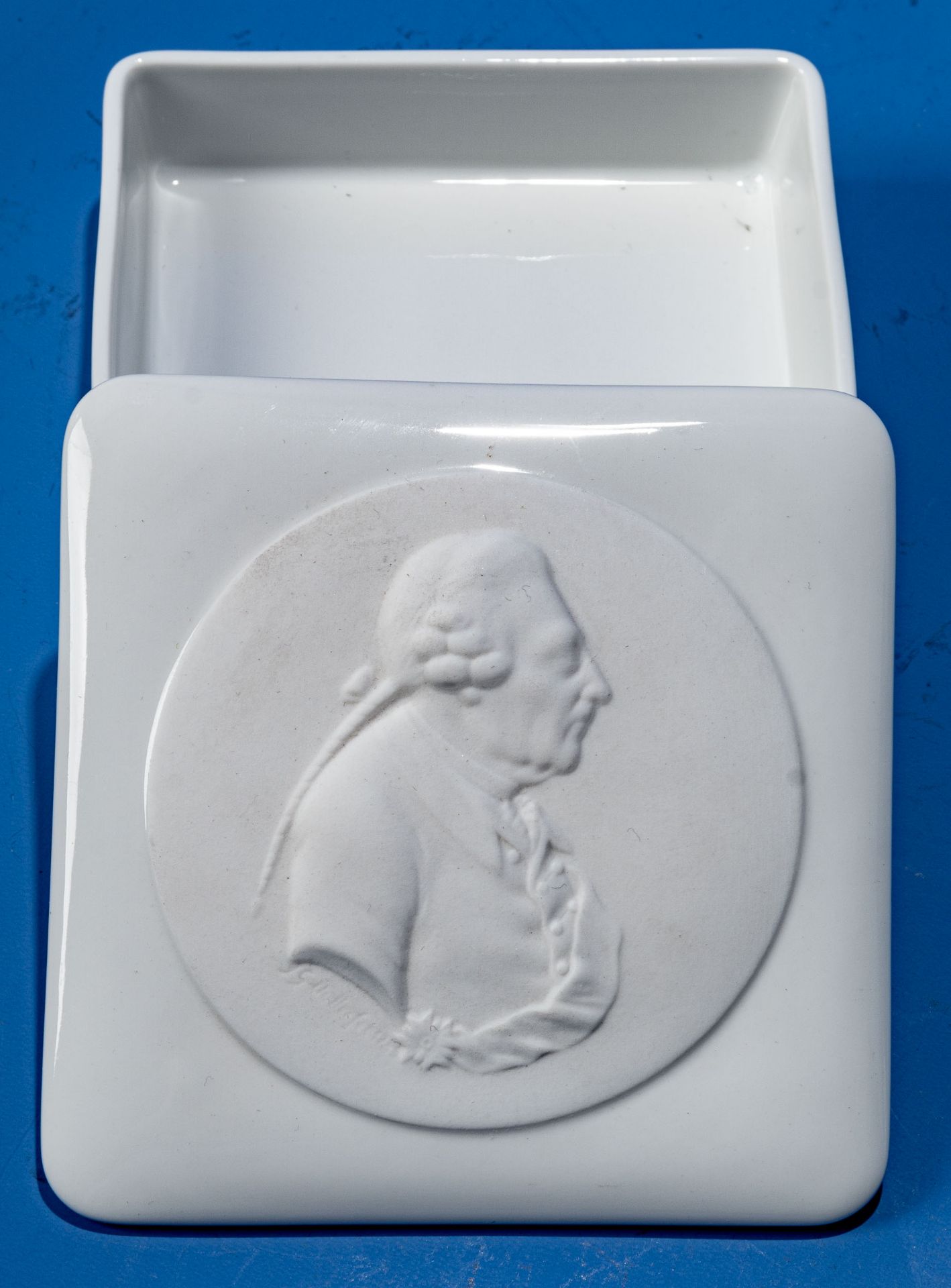 "Friedrich der Große", quadratische Deckelschatulle, Deckel mit rundem Bisquitporzellan-Relief- Med - Bild 2 aus 5