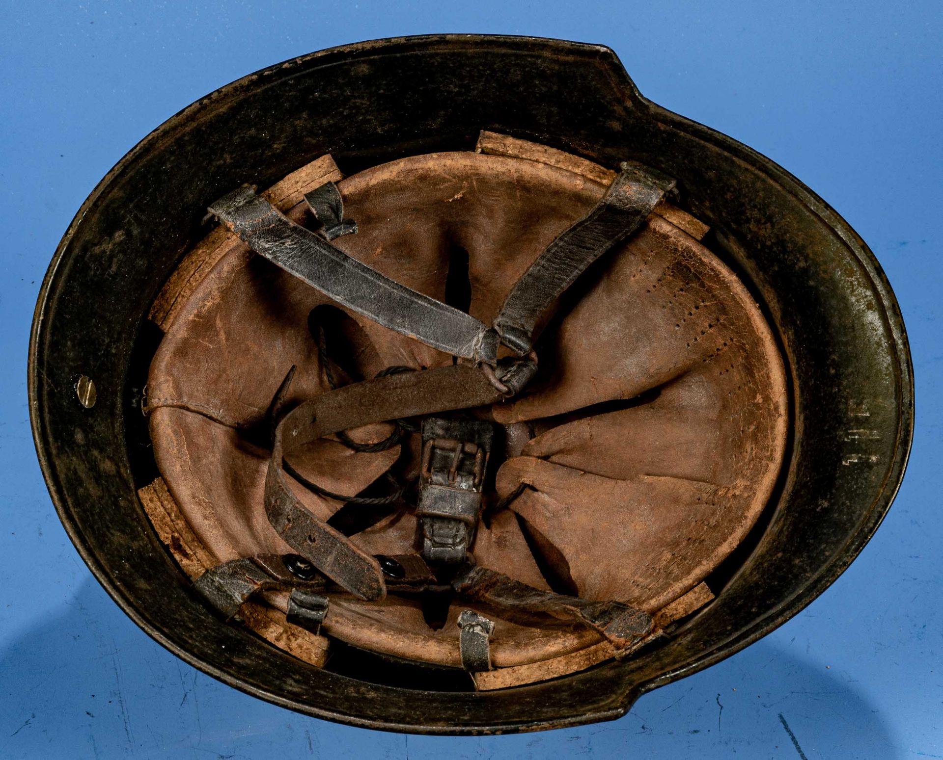 Älterer Feuerwehrhelm, schwarz lackierte Haube, innen mit Lederriemung. - Image 5 of 6