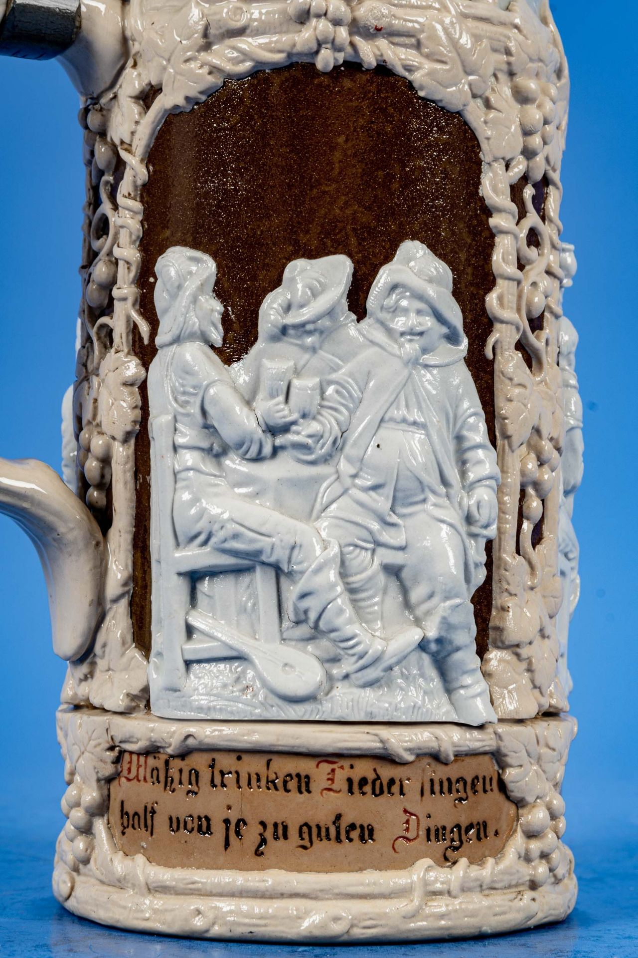 Antiker Villeroy & Boch Model-Krug; Höhe inkl. Zinndeckelmontur ca. 21,5 cm; polychrom staffierter, - Image 8 of 9