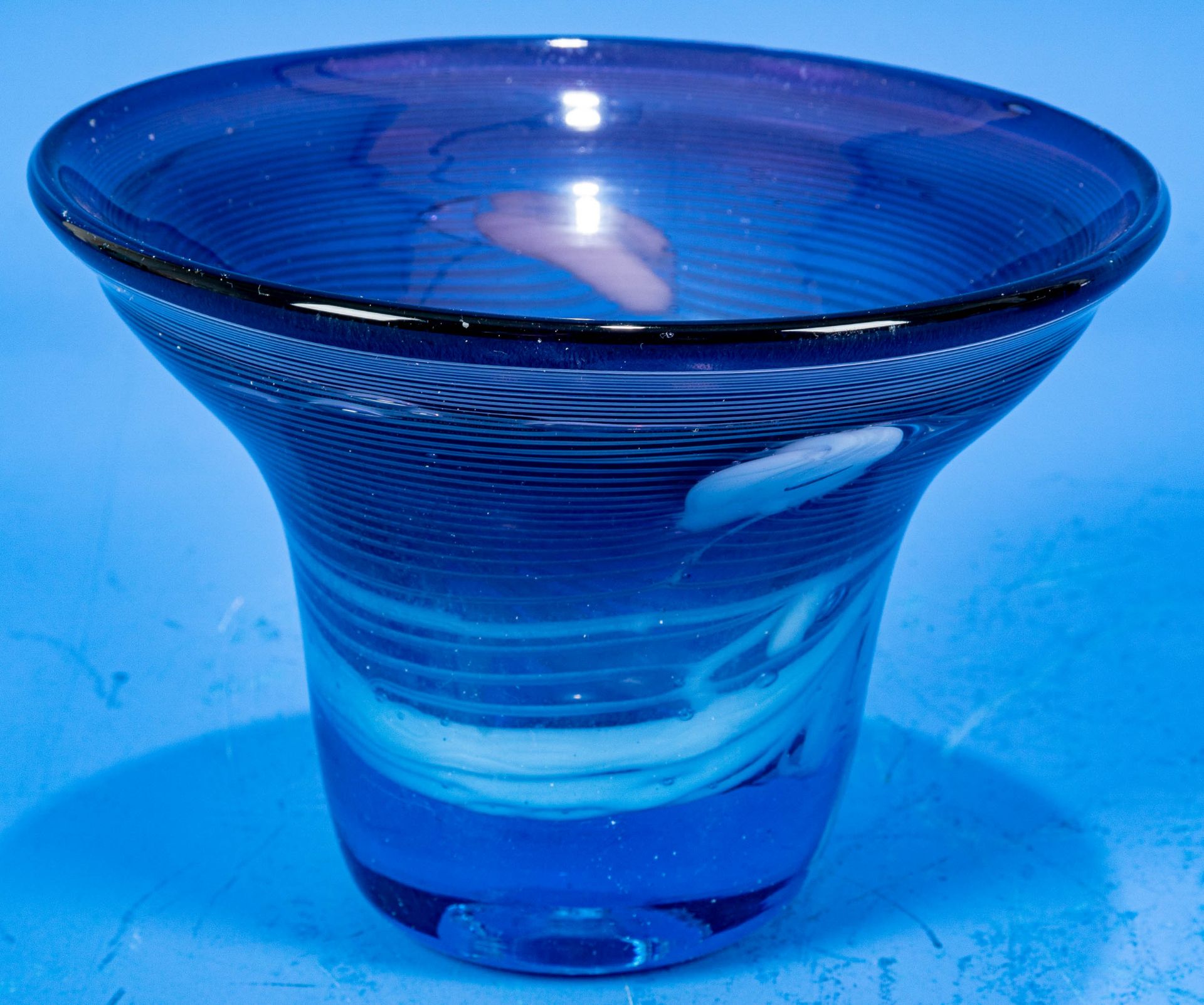 2 Tischvasen, farbig durchwirktes, dickwandiges Schlierenglas, 1 x Höhe ca. 11 cm, Durchmesser ca. - Image 5 of 5