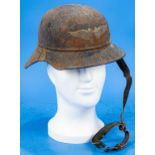 "LUFTSCHUTZ"-Stahlhelm, Dachboden-/Kellerfund, starke Korrosionspuren, Größe 57, Fundzustand.