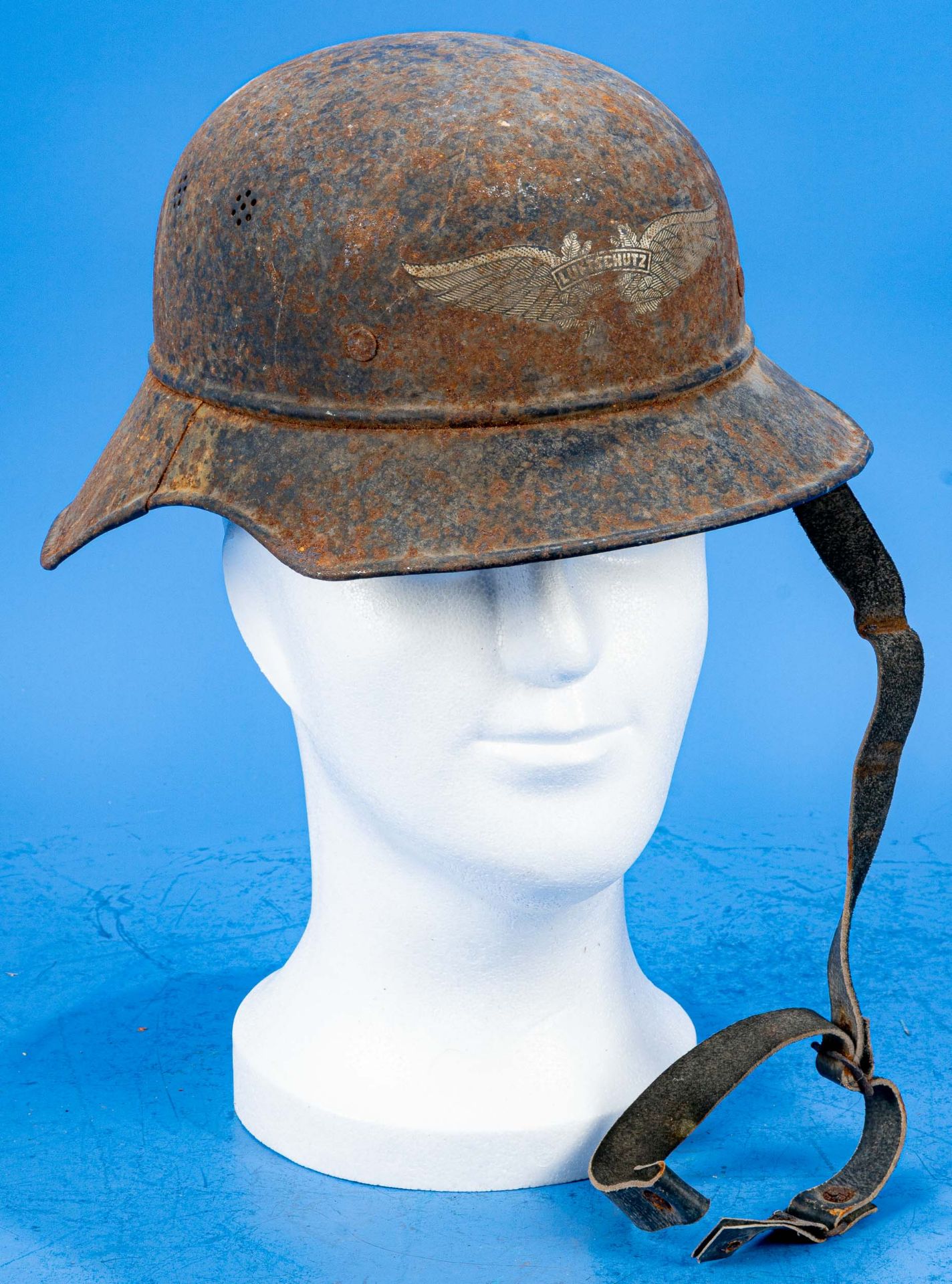 "LUFTSCHUTZ"-Stahlhelm, Dachboden-/Kellerfund, starke Korrosionspuren, Größe 57, Fundzustand.