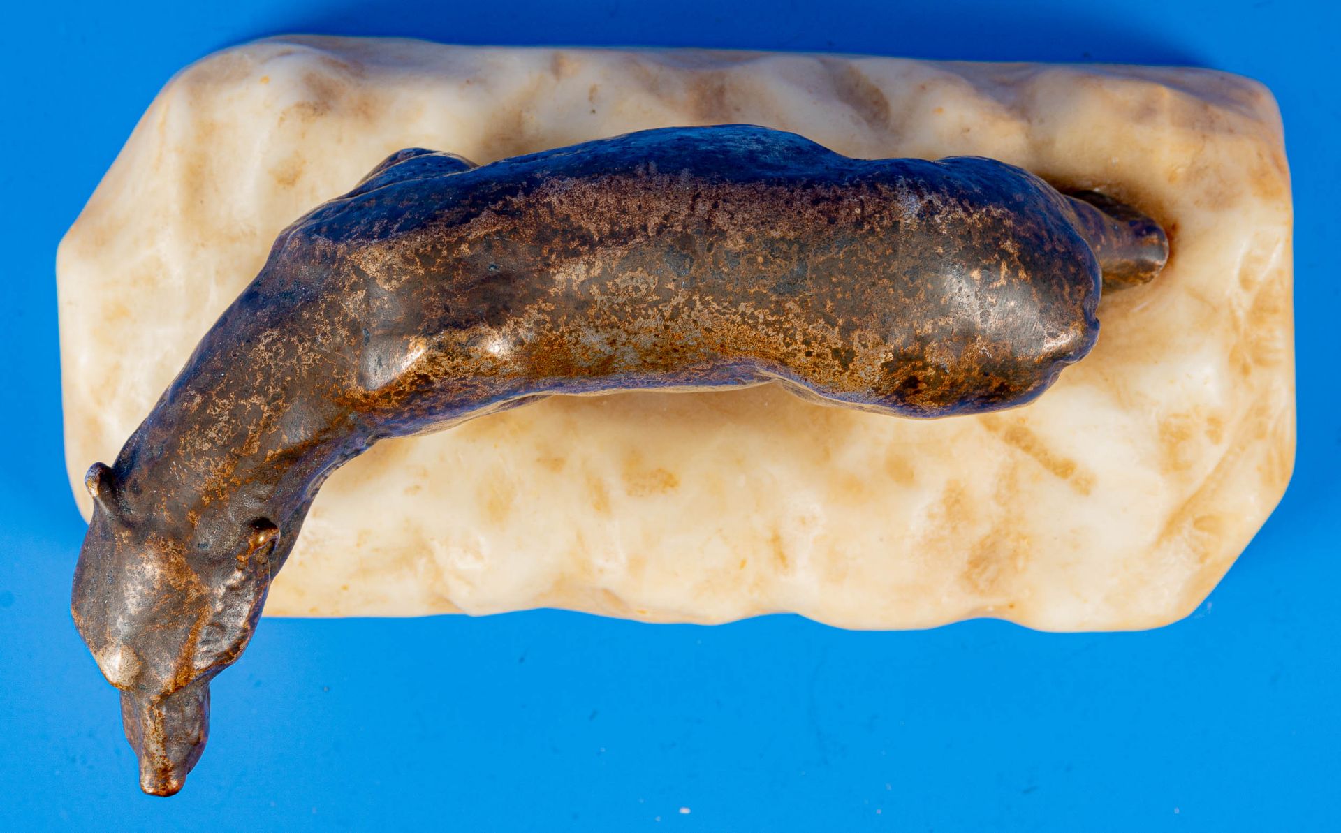 "Schreitender Eisbär" auf naturalistisch gestaltetem Steinsockel, bräunlich bronzierter Metallguss  - Bild 8 aus 12