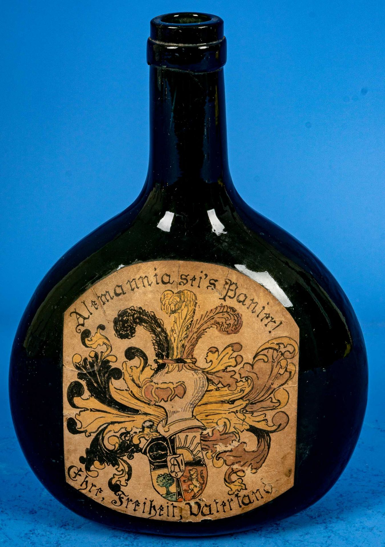 "Alemannia sei's Panier" - studentische Weinflasche mit handgemachtem, bräunlichem Papieraufkleber,