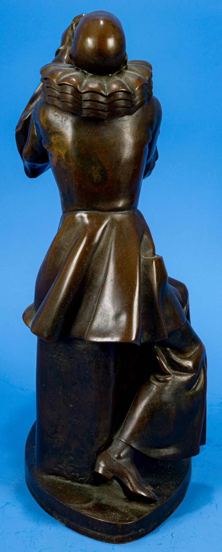 "Pierrot mit Maske" bzw. "Bajazzo mit Maske", bräunlich patinierte Bronze, Figur auf spitz-ovalem S - Bild 10 aus 15