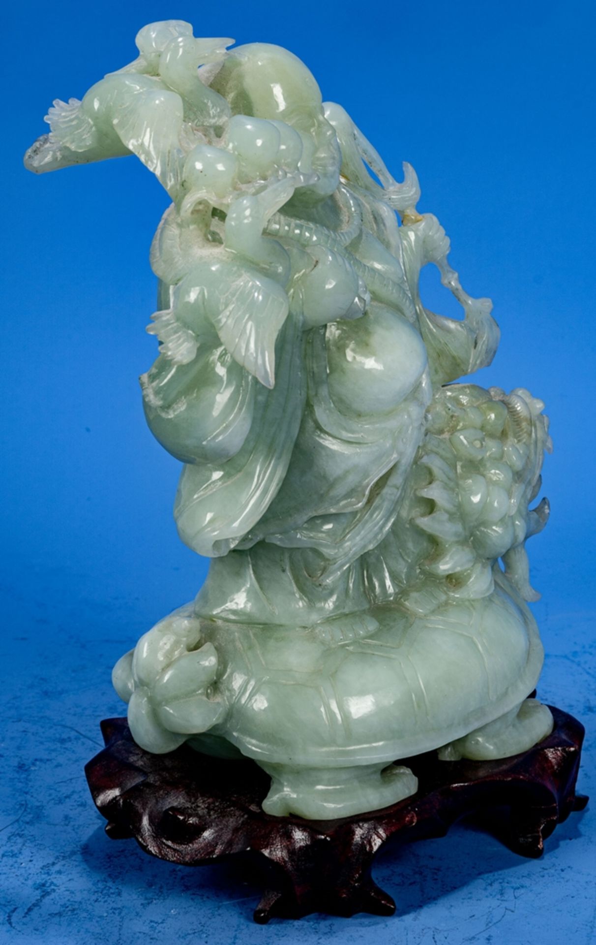 "Buddha auf Drachenkopf-Schildkröte", aus hellgrüner Jade gearbeitete, stehende Figur auf hölzernem - Bild 10 aus 11