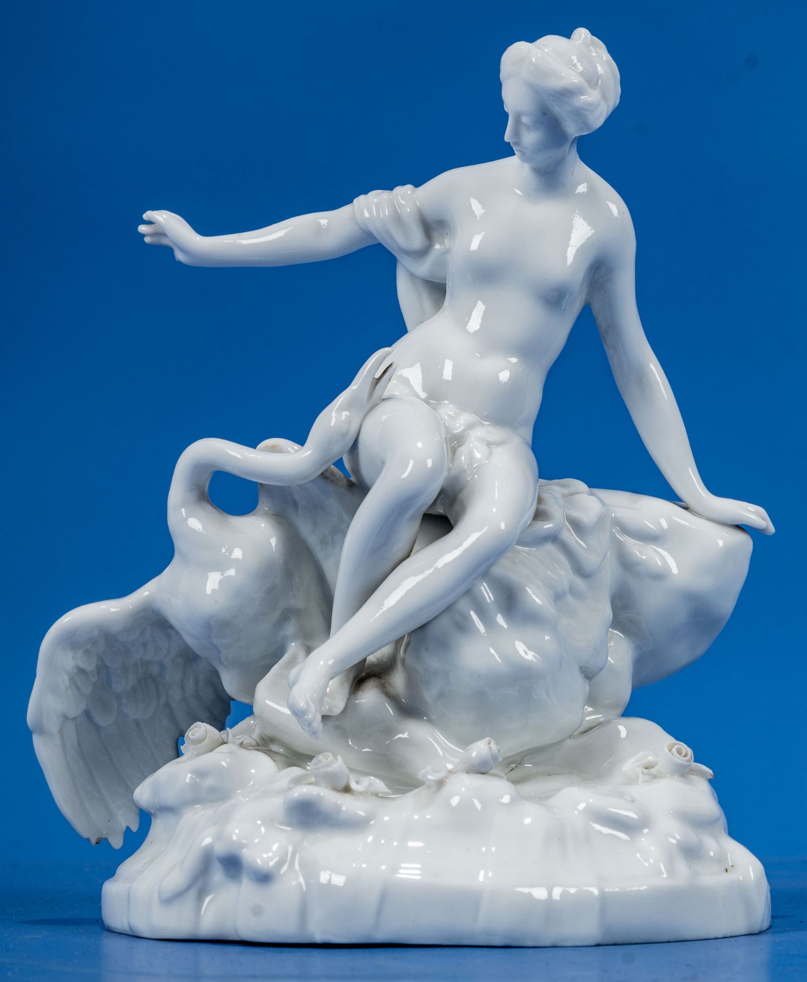 "Leda mit dem Schwan", weißglasierte Porzellanfigur, wohl Thüringen 20. Jhdt., der kleine Finger de - Bild 3 aus 11