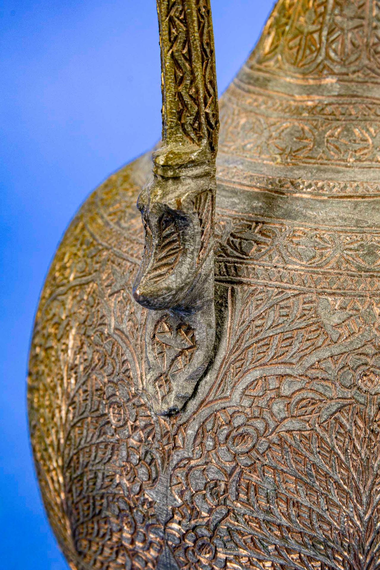 Äußerst aufwändig gravierte persische Deckelkanne, Kupfer, Höhe ca. 34,5 cm; Deckel sollte befestig - Bild 9 aus 9