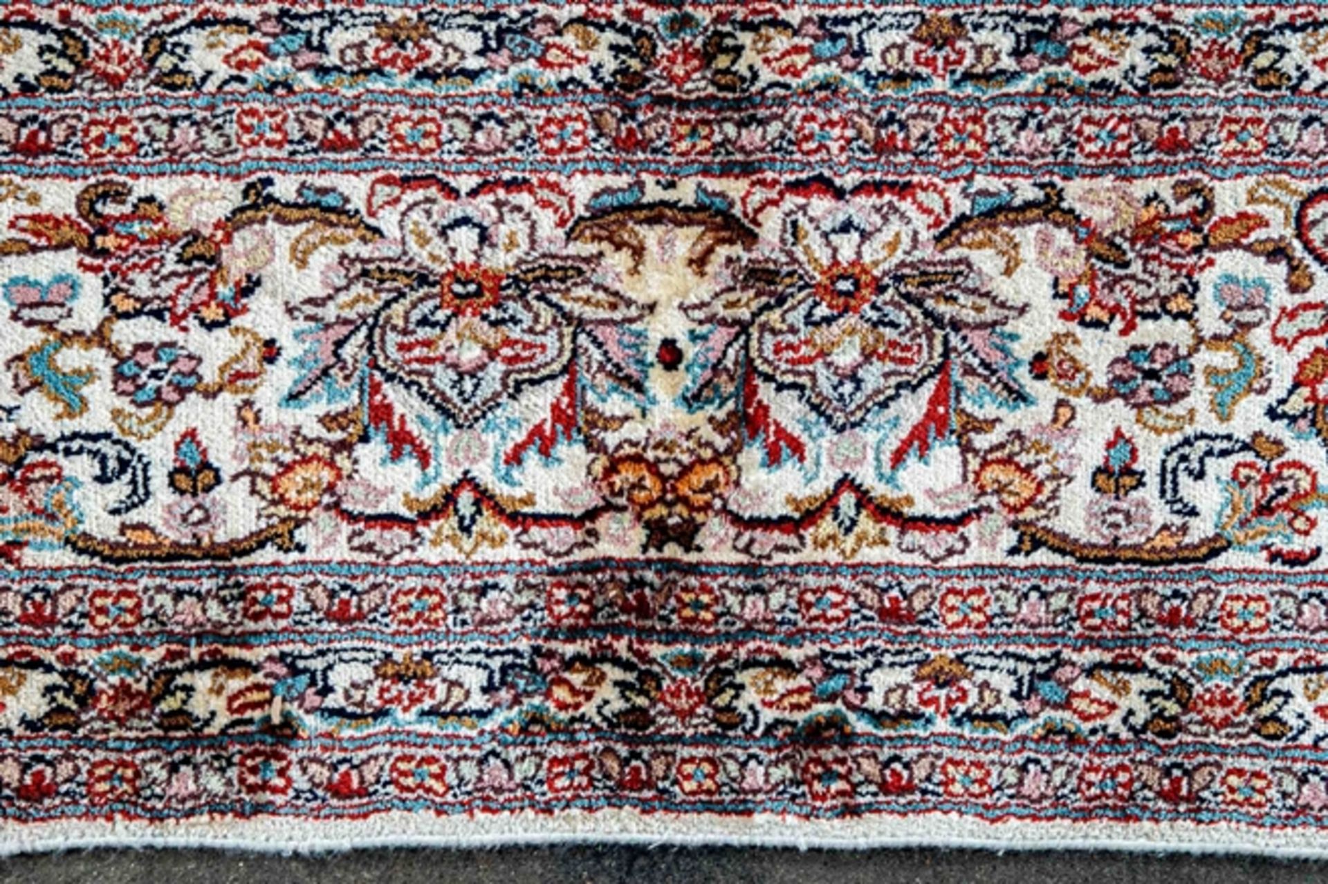 Großer, beigegrundiger Kaschmir-Seiden-Teppich; ca. 208 x 326 cm, zentrales Medaillon, von unzählig - Bild 6 aus 10