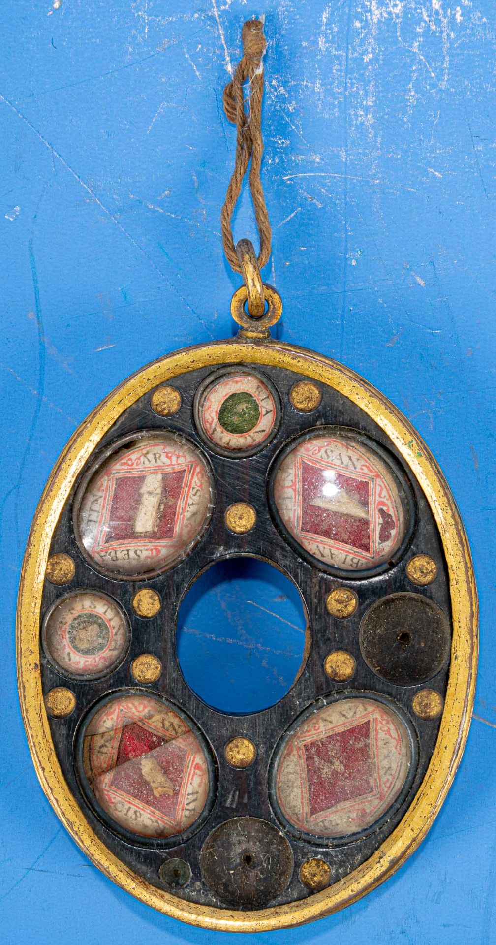 Antiker ovaler Reliquienbehälter eines Pilgers, wohl 18. oder 19. Jhdt., geschwärztes Holz mit gold - Bild 3 aus 5