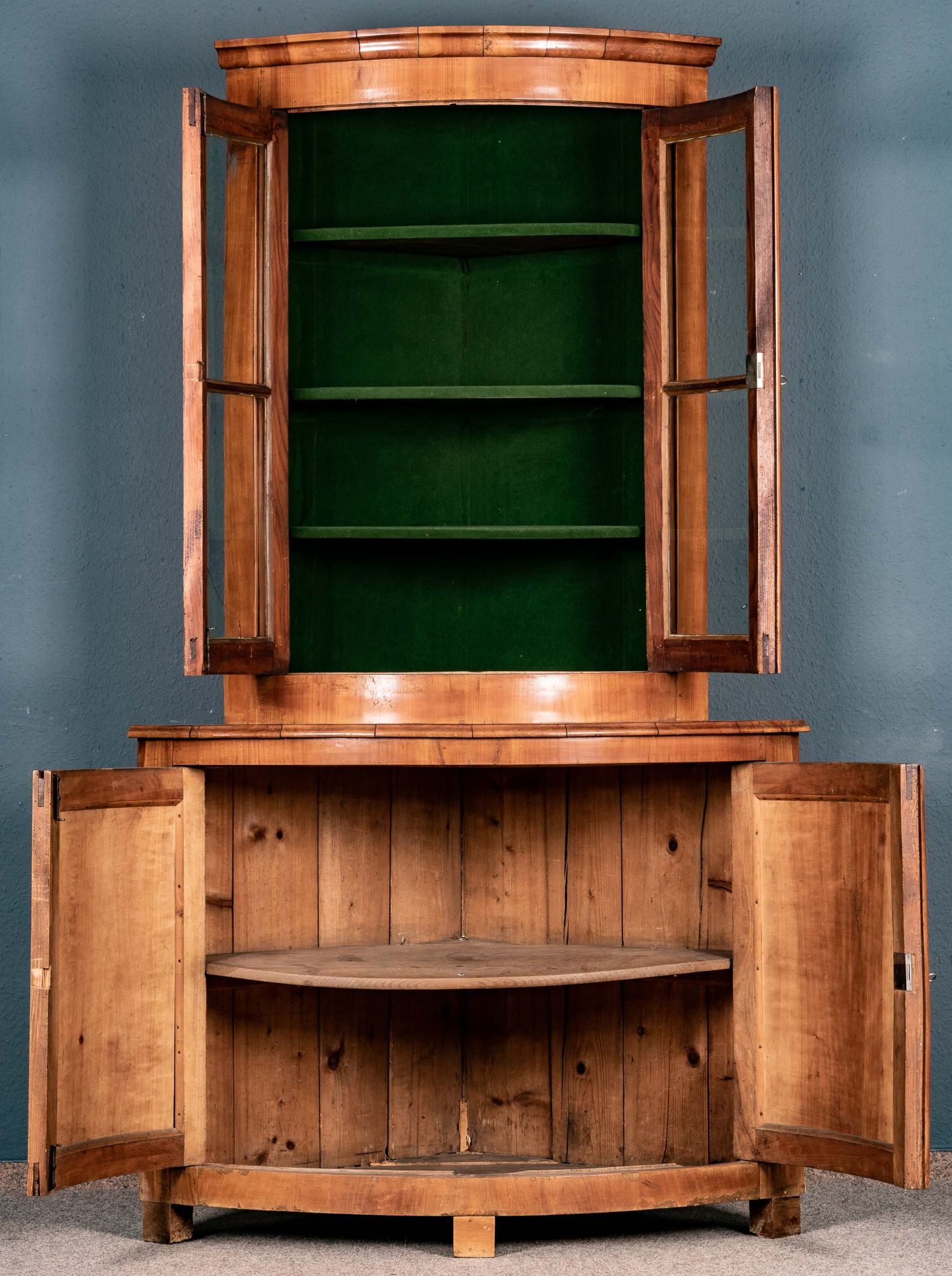 Eckvitrine Biedermeier um 1830. Kirschbaum massiv und furniert, etwas zu restaurierender Fundzustan - Bild 7 aus 8