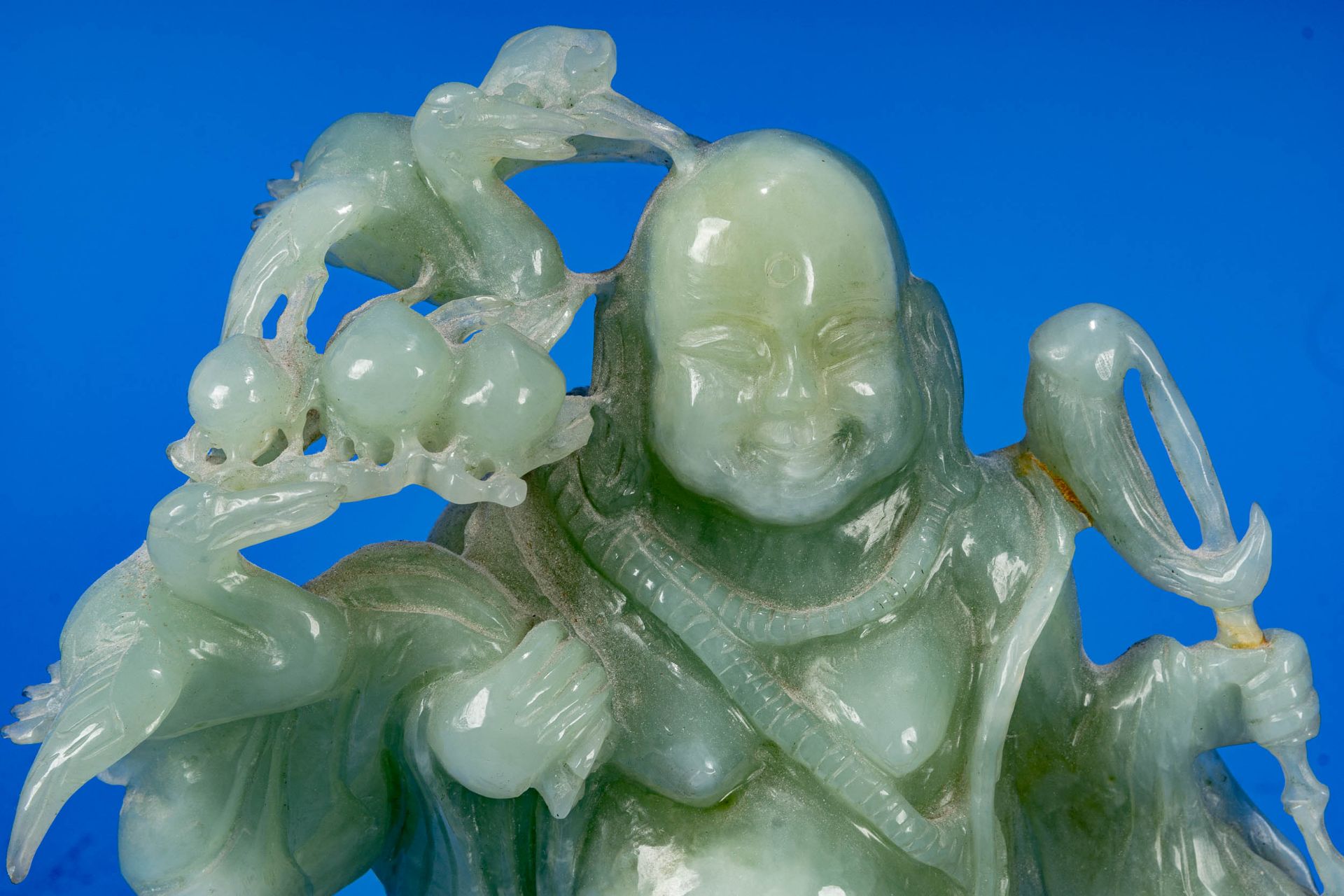 "Buddha auf Drachenkopf-Schildkröte", aus hellgrüner Jade gearbeitete, stehende Figur auf hölzernem - Bild 3 aus 11