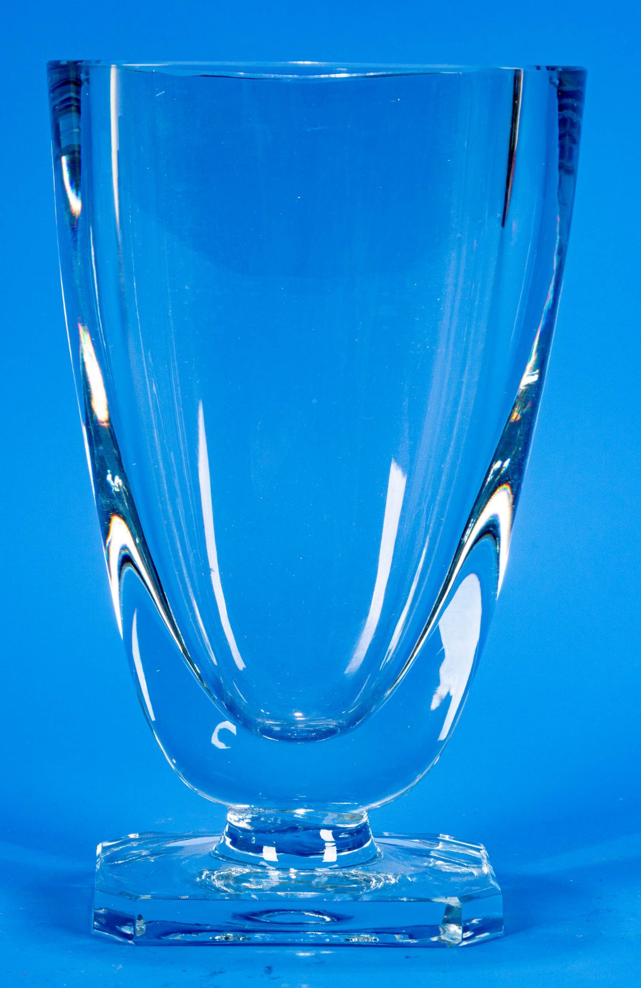 Zeitlos elegante Pokalvase auf rechteckigem Stand; dickwandiges Klarglas; sehr schöner, unbeschädig