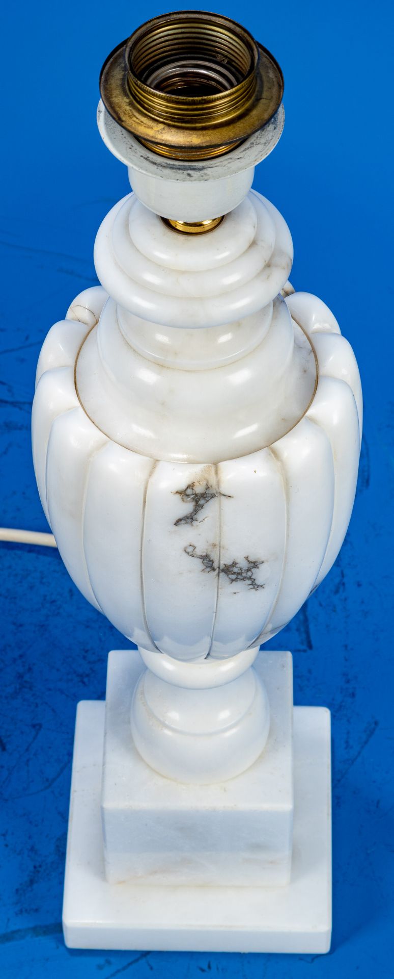 Stilvolle Tischlampe, weißer Marmorsäulenfuß auf mehrfach getrepptem quadratischem Sockel, sehr sch - Image 9 of 9