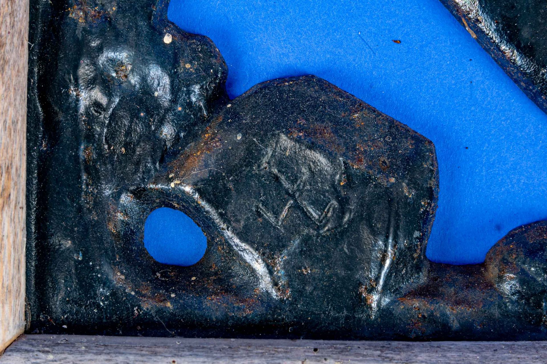 Gerahmtes Eisengussbild eines Bergarbeiters, vorderseitig unten links auf dem Stein ungedeutetes Kü - Image 3 of 5